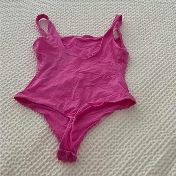 SKIMS Fits Everybody Bodysuit in Taffy - Picture 2 of 4